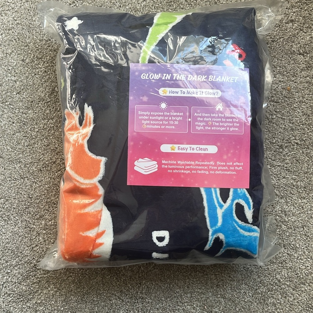 NWT throw blanket glow in the dark dinosaurs - Picture 4 of 5